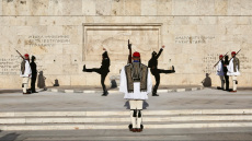 Πλήθος κόσμου και συγκίνηση: Οι Εύζωνες με ποντιακές φορεσιές στον Άγνωστο Στρατιώτη, δείτε βίντεο και φωτογραφίες