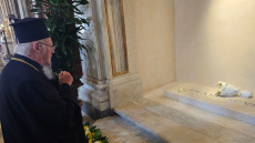 Ο Οικουμενικός Πατριάρχης Βαρθολομαίος επισκέφθηκε τον τάφο του Πάπα Φραγκίσκου - «Είχαμε κοινά οράματα και ιδανικά»