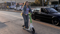 Ζωή Κωνσταντοπούλου: Με πατίνι στον Πειραιά η πρόεδρος της Πλεύσης Ελευθερίας