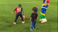 Μπαρτσελόνα: Έκλεψαν τις εντυπώσεις στη φιέστα ο μικρός αδερφός του Γιαμάλ και ο γιος του Ραφίνια - Δείτε βίντεο