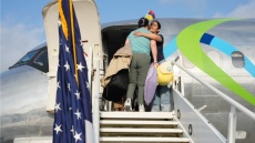 Ομάδα μεταναστών που συμφώνησαν να επαναπατριστούν οικειοθελώς εγκαταλείπουν τις ΗΠΑ