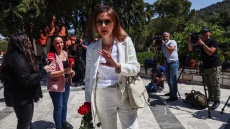 Στα λευκά η Κάτια Δανδουλάκη στην κηδεία του Νίκου Γαλανού - Τον αποχαιρέτησε με δύο κόκκινα τριαντάφυλλα