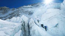 Εβερεστ: Βετεράνοι των βρετανικών ειδικών δυνάμεων αναρριχήθηκαν σε χρόνο ρεκόρ στην κορυφή με τη βοήθεια του αερίου ξένο