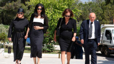 Νίκος Γαλανός - Κηδεία: Πλήθος κόσμου στο τελευταίο «αντίο» στον σπουδαίο ηθοποιό - Συγκινημένη η σύντροφός του, Έλενα Σαγανά