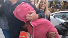 Λάρισα: Παραδόθηκε ο ταξιτζής που έψαχναν για την κακοποίηση των παιδιών - Στον ανακριτή η μητέρα τους
