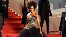 Ναόμι Κάμπελ: Η εντυπωσιακή εμφάνιση του διάσημου μοντέλου στο Φεστιβάλ των Καννών