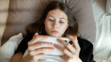 Η συνήθεια που γεμίζει άγχος τους εφήβους – Μέσα σε δύο ώρες