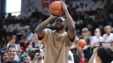 Θανάσης Αντετοκούνμπο: Οταν τραυματίστηκα, δεν μπορούσα να περπατήσω, έβαλα στόχο να χορέψω στον γάμο του Γιάννη