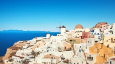 Αλμα αφίξεων 63% στη δεκαετία αλλά και δύο ταχύτητες στον ελληνικό τουρισμό