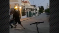 Βίντεο: Η στιγμή που ο 17χρονος επιτίθεται στον 50χρονο στα Γλυκά Νερά - Τον χτυπάει και τον βρίζει χυδαία