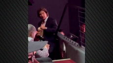 Τομ Κρουζ: Έγινε viral για το βίντεο που τρώει ποπ κορν 