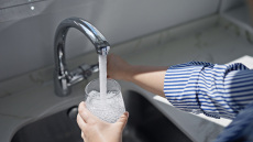 Τι θα συμβεί στο σώμα μας αν πίνουμε ζεστό νερό για μία εβδομάδα - Δείτε βίντεο