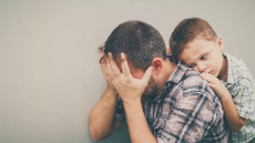 Εξουθενωμένοι πατεράδες με αδιάγνωστη κατάθλιψη: Πώς «σημαδεύουν» τη ζωή του παιδιού