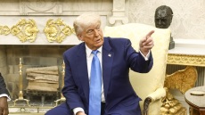 Έξαλλος ο Τραμπ με δημοσιογράφο του NBC που τον ρώτησε για το αεροσκάφος-δώρο από το Κατάρ - «Είναι ανόητος»
