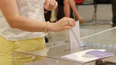 Opinion Poll: Στο 30,4% ανέβηκε η ΝΔ, στο 16% έπεσε η Πλεύση, στο 13,5% το ΠΑΣΟΚ