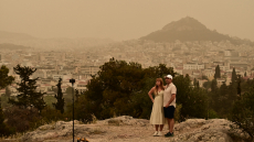 Καιρός με δύο πρόσωπα: 35 βαθμοί το Σάββατο και βροχές την Κυριακή μαζί με αφρικανική σκόνη