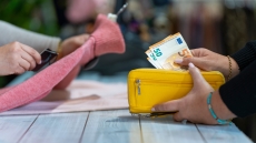 Γιατί οι τράπεζες Σουηδίας, Νορβηγίας και Ολλανδίας επιστρέφουν στα μετρητά
