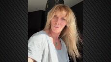 Η Εβελίνα Παπούλια κούρεψε μόνη της τα μαλλιά της - Δείτε βίντεο