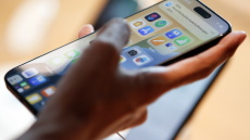 Ο Τραμπ απειλεί την Apple με δασμό 25% για τα iPhone που δεν κατασκευάζονται στις ΗΠΑ