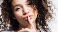 Κινήσεις ματ για γεμάτα χείλη με τη δύναμη της face yoga