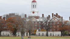 Πρώτη δικαστική νίκη για το Χάρβαρντ: Η κυβέρνηση Τραμπ μπλόκαρε παράνομα 2 δισεκατομμύρια δολάρια από το πανεπιστήμιο 