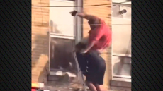 Νέα Υόρκη: 52χρονος σκοτώθηκε όταν υποχώρησε η σκάλα ενώ έβγαινε από φλεγόμενο διαμέρισμα - Δείτε βίντεο