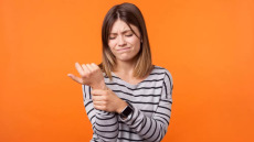 Σύνδρομο καρπιαίου σωλήνα: 7 παράγοντες που το προκαλούν – Πότε χρειάζεται επέμβαση