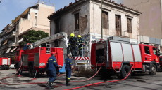 Φωτιά σε εγκαταλελειμμένο κτίριο στη Λιοσίων - Προσωρινή διακοπή της κυκλοφορίας
