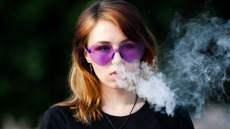 Ηνωμένο Βασίλειο: Γιατί η «βασίλισσα» των ηλεκτρονικών τσιγάρων καταργεί τα vapes μίας χρήσης