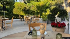 9 αυλές στην Αθήνα για καφέ, φαγητό και ποτό