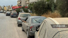 Ουρές στα πλυντήρια αυτοκινήτων στην Κρήτη μετά την επέλαση της αφρικανικής σκόνης - Δείτε εικόνες
