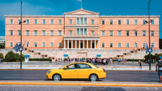 Έρευνα για τη χρήση των ταξί - Τέλος οι πιάτσες, τώρα παίζουν τα apps και το car sharing