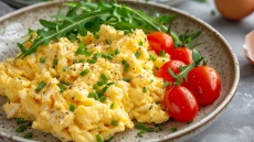 Αυτά είναι τα 5 κόλπα των σεφ για τέλεια αυγά scrambled ή τηγανητά