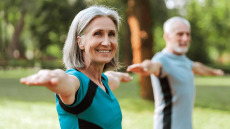 Ένας γιατρός δίνει 5 απλές συμβουλές που χαρίζουν υγεία μετά τα 50