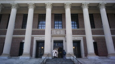  Ο Λευκός Οίκος απειλεί να ακυρώσει την διαπίστευση του Χάρβαρντ