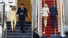 Αγκαζέ κατέβηκαν στην Ινδονησία ο Εμανουέλ και η Μπριζίτ Μακρόν - Είχαν φύγει χέρι-χέρι από Βιετνάμ μετά το χαστούκι