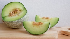 Πεπόνι: Πόσο θρεπτικό είναι και πότε θέλει προσοχή