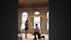 Ρομαντική πρόταση γάμου από τον πρώην ποδοσφαιριστή του Παναθηναϊκού - Το παίρνει το κορίτσι ο Ακαϊντίν - Βίντεο