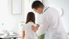 Εφηβική σκολίωση: Η περιπέτεια της Μαρίας ξεκίνησε στα 11 – Η επέμβαση που την απελευθέρωσε από τον κηδεμόνα
