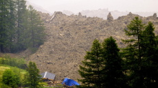 Ένας αγνοούμενος μετά την αποκόλληση παγετώνα στις Άλπεις - Χωριό θάφτηκε κάτω από λάσπη και βράχους
