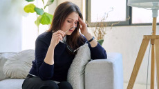 Πονοκέφαλος: 8 επικίνδυνα σημάδια που τον συνοδεύουν και πρέπει να μας οδηγήσουν στα Επείγοντα