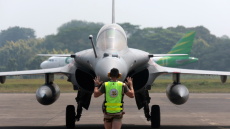 Σχέδια της Ινδονησίας να παραγγείλει περισσότερα γαλλικά όπλα – Στη λίστα Rafale, υποβρύχια, φρεγάτες και πυροβόλα
