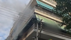 Φωτιά σε διαμέρισμα στην Καλλιθέα: Ηλικιωμένος εγκλωβίστηκε στο μπαλκόνι, τρομαγμένος έλεγε πως ήθελε να πηδήξει