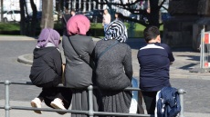 Μεταναστευτικό: Τέλος στις επανενώσεις οικογενειών και κατάργηση στην πολιτογράφηση «εξπρές» από τη Γερμανία