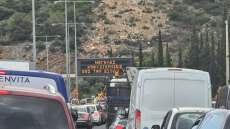 Κίνηση στους δρόμους τώρα live: Φορτηγό έπεσε πάνω σε πινακίδες στην Περιφερειακή Υμηττού  - Μόνο μια λωρίδα ανοιχτή, μεγάλο μποτιλιάρισμα
