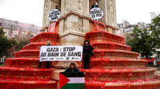 Έβαψαν κόκκινο το νερό σε συντριβάνι του Παρισιού ζητώντας να «τερματιστεί το λουτρό αίματος» στη Γάζα – Δείτε βίντεο