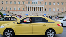 Πομπή των ταξί έξω από τη Βουλή, με ντουντούκα στη Βασιλίσσης Σοφίας ο Λυμπερόπουλος - Δείτε βίντεο και φωτογραφίες