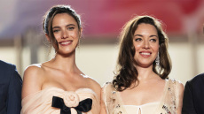 Φεστιβάλ των Καννών: Όταν η Μάργκαρετ Κουάλεϊ «θώπευσε» τα οπίσθια της Όμπρεϊ Πλάζα - Δείτε το viral βίντεο