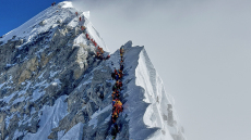 «Μποτιλιάρισμα» και στο... Έβερεστ - Ουρές κάνουν οι ορειβάτες για να φτάσουν στην κορυφή των 8.849 μέτρων