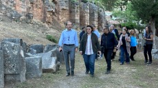 Μενδώνη από Δελφούς: Μείζονα έργα για τη θωράκιση των μνημείων και την αναβάθμιση των υποδομών